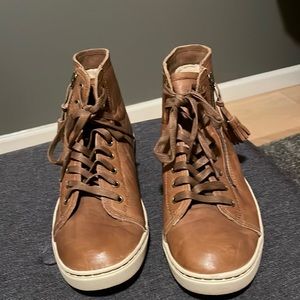 UGG leather high top shoe that lace up and a functional zipper 😎